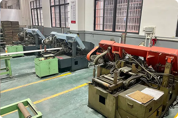 Equipos de corte y conformado de metal para fabricar herrajes