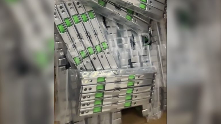 Los rodillos de doble rueda verde ya están embalados y listos.
